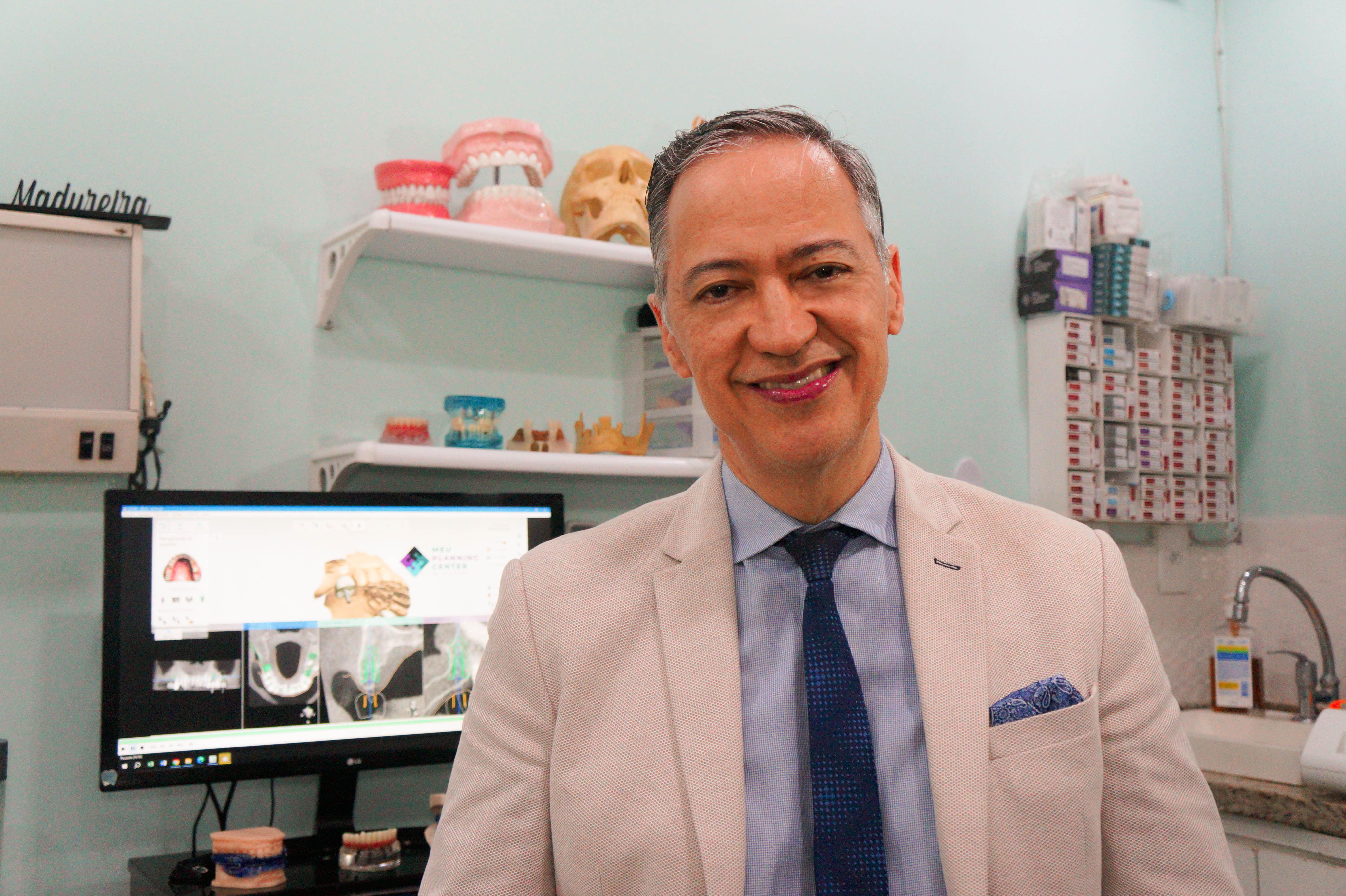 Fotografia do Dr. Renato Madureira no consultório
